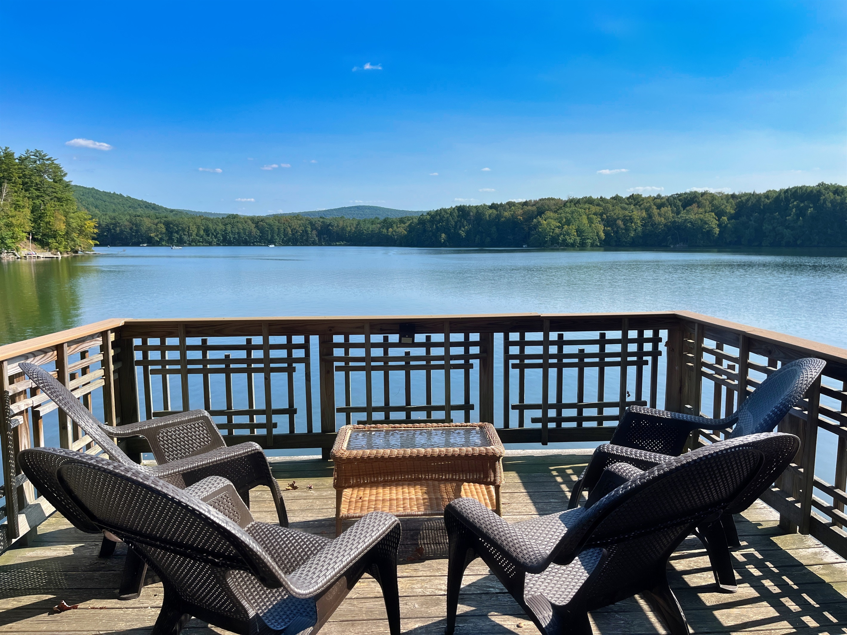 Mid deck overlooking the lake. Ideal for your morning coffee.