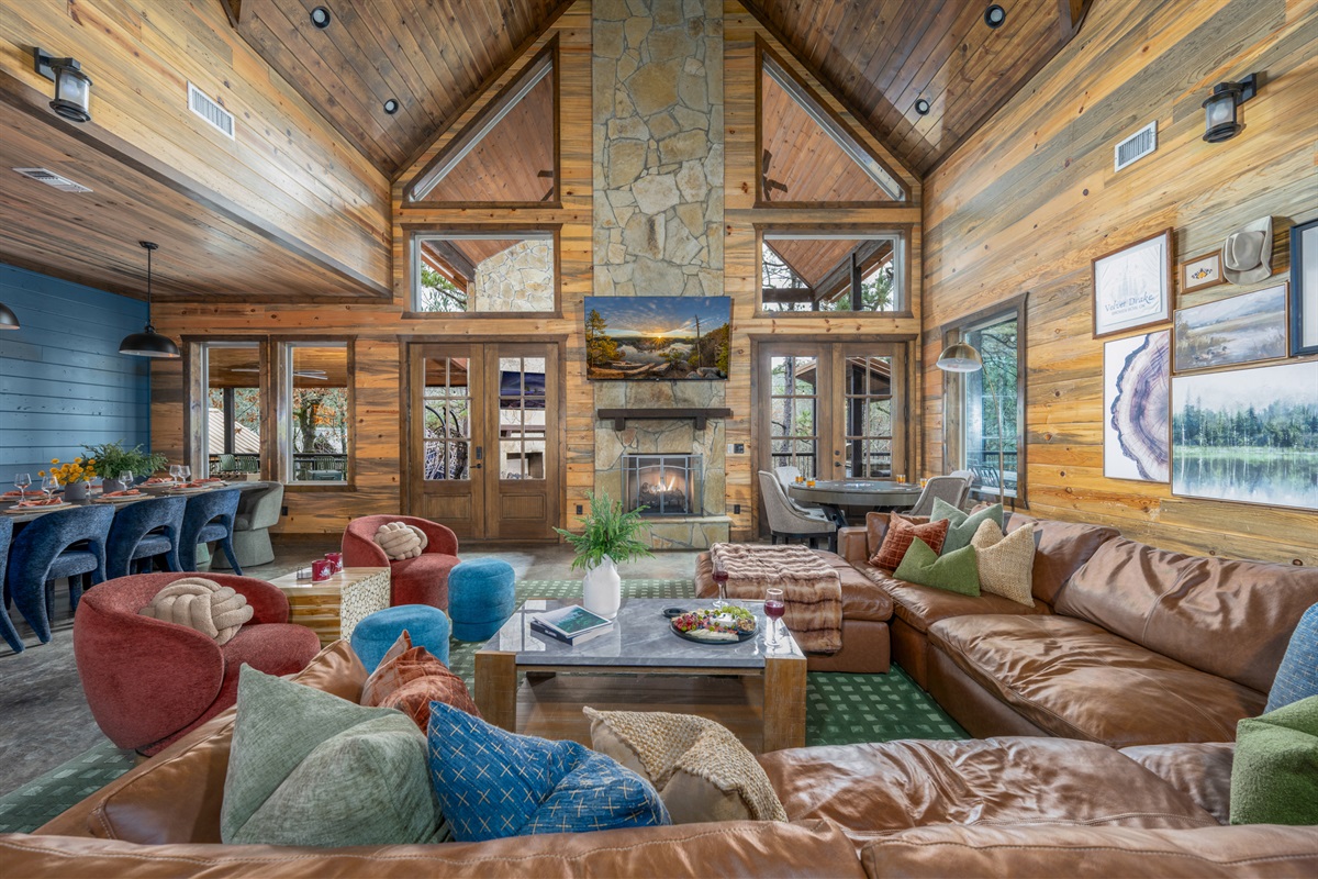 Living Room: Enjoy stunning views and vibrant decor in this inviting space, perfect for gatherings!