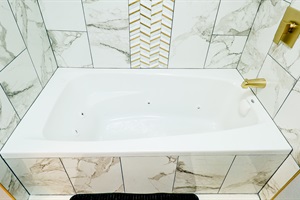 Refresh and Relax 🌼🚿 – Our full bathroom is stocked with essentials, ensuring a rejuvenating experience after a day of adventures.