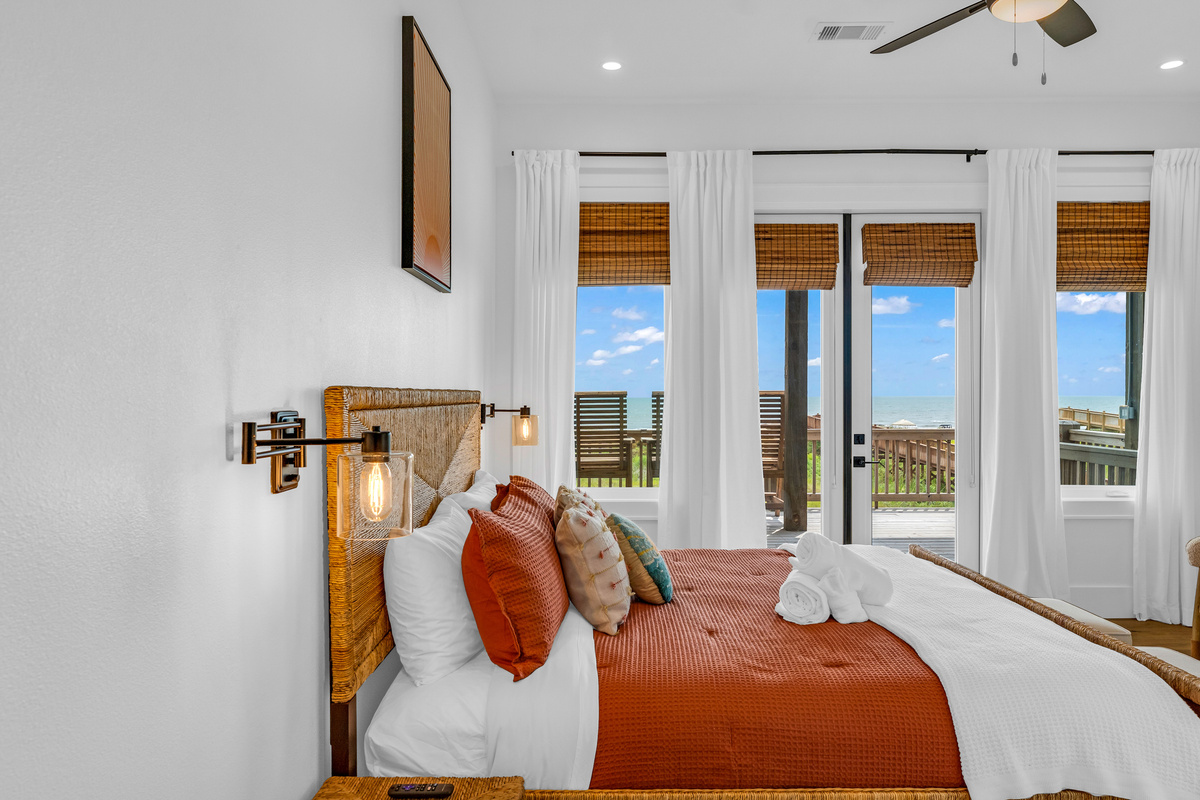 Cair Paravel: Wake up and step straight outside, this guest suite has its own deck access and a mounted TV for lazy afternoons in.