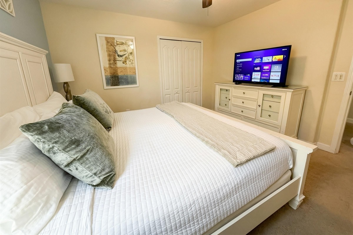 Bedroom 3 - Upstairs King bed w/ attached Jack n' Jill bath, shared w/Frozen RM
