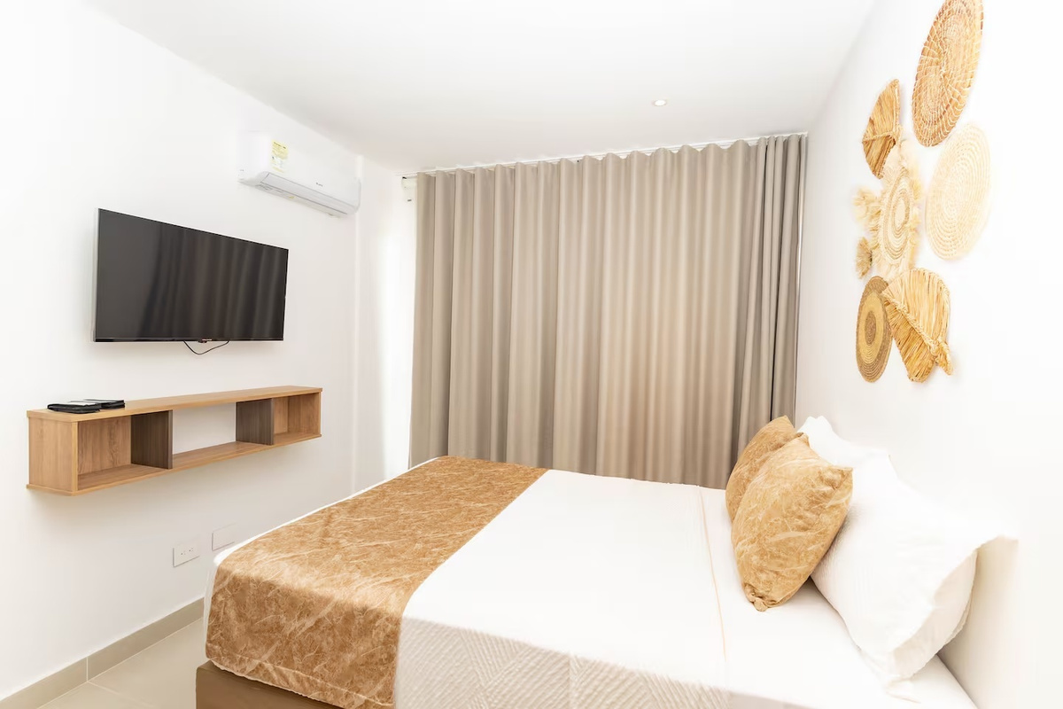 Una base cómoda en el dormitorio para recargar energías entre visitas a zonas cercanas, cafeterías y actividades locales, con almacenamiento y TV para disfrutar de noches tranquilas.