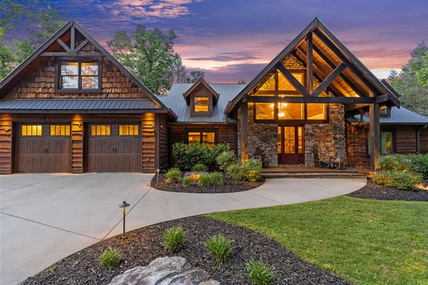Escape to tranquility at this rustic-luxe mountain retreat, where natural elegance meets serene woodland charm. Welcome to your new favorite getaway.
