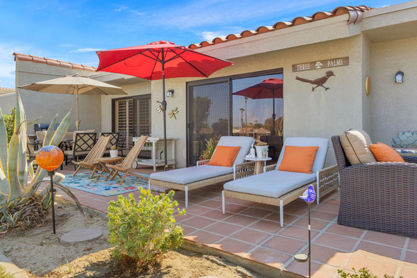 Spacious back patio with ample seating