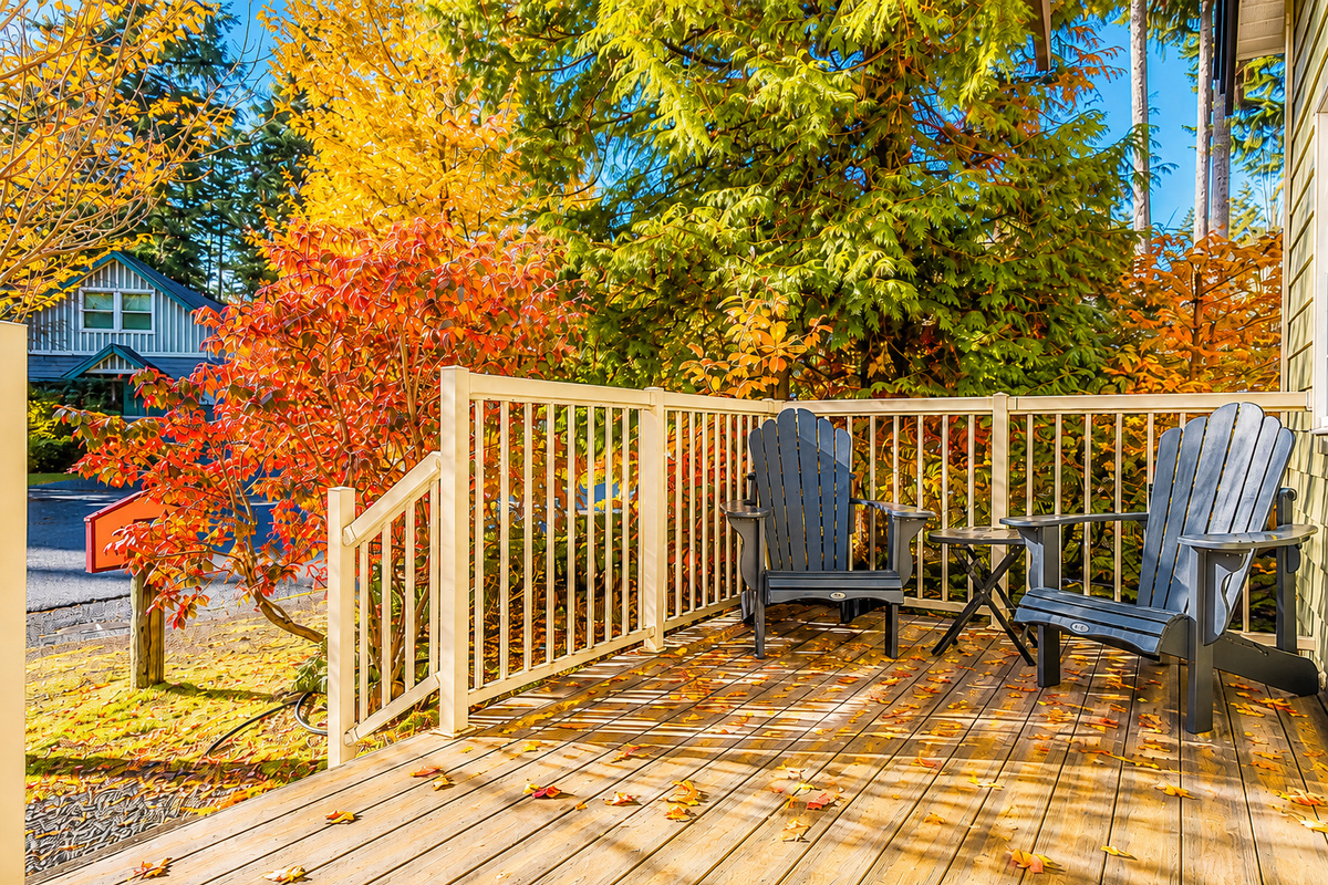 Front deck-great spot for morning coffee