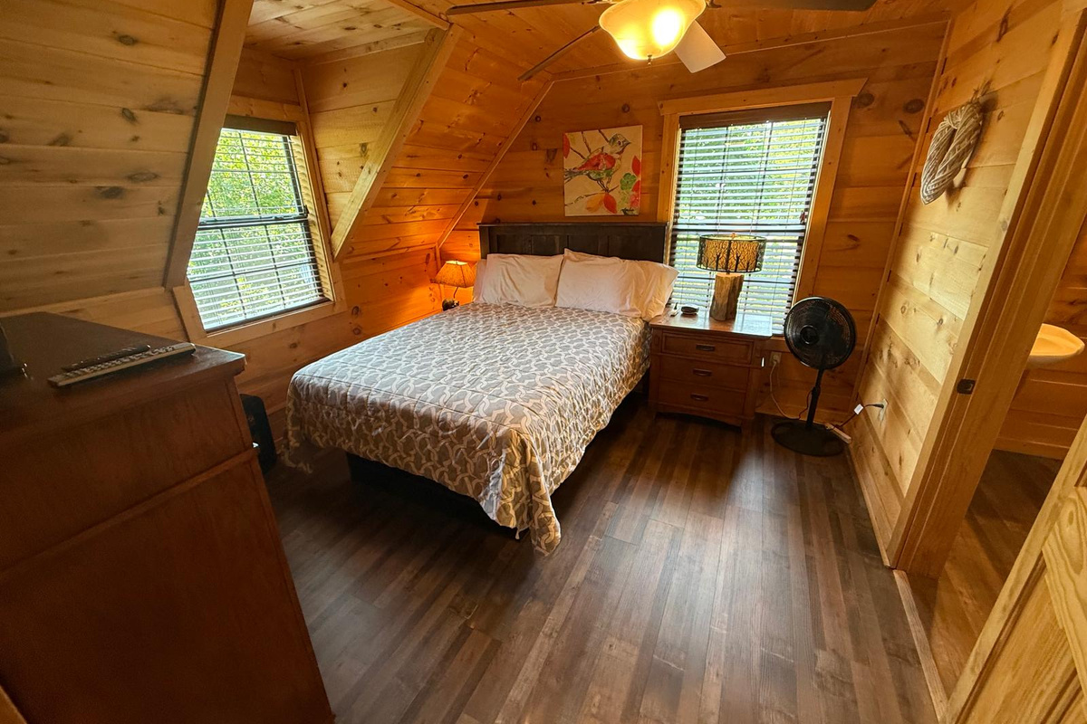 Upstairs Bedroom (queen bed) with Full bath Ensuite