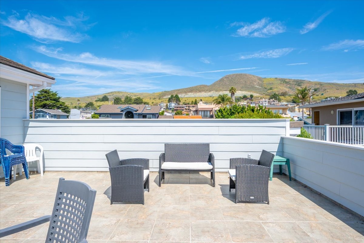 Upstairs South Facing Deck Seating