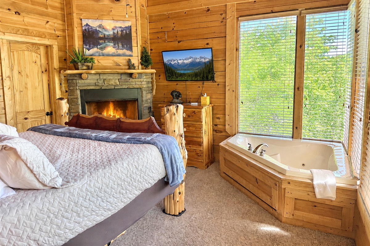 Papa bear room upstairs king, private bath, tub and fireplace.