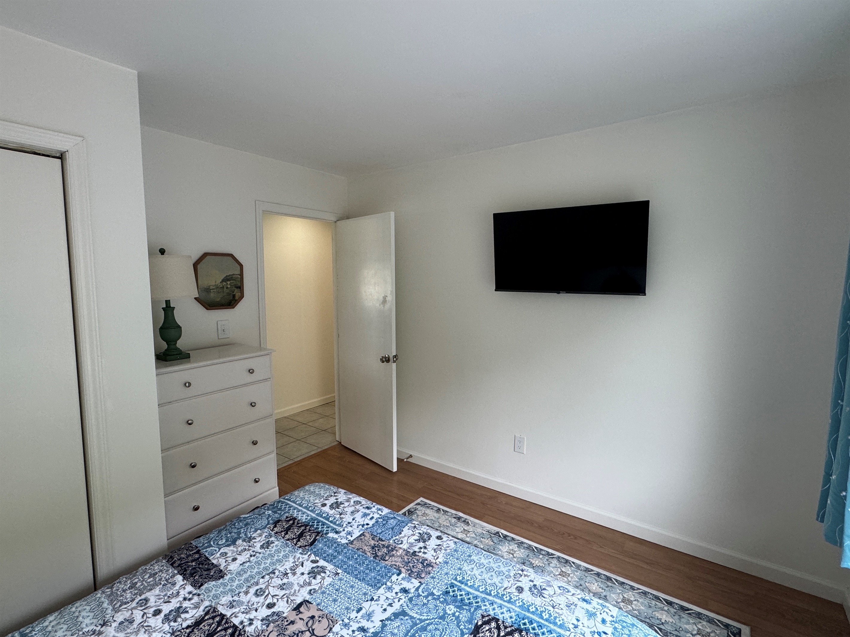1st floor Queen bedroom #1 with SmartTV