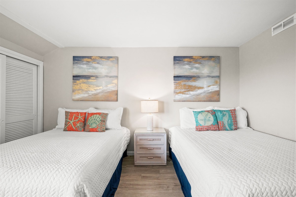 Bedroom with 2 Queen Beds
