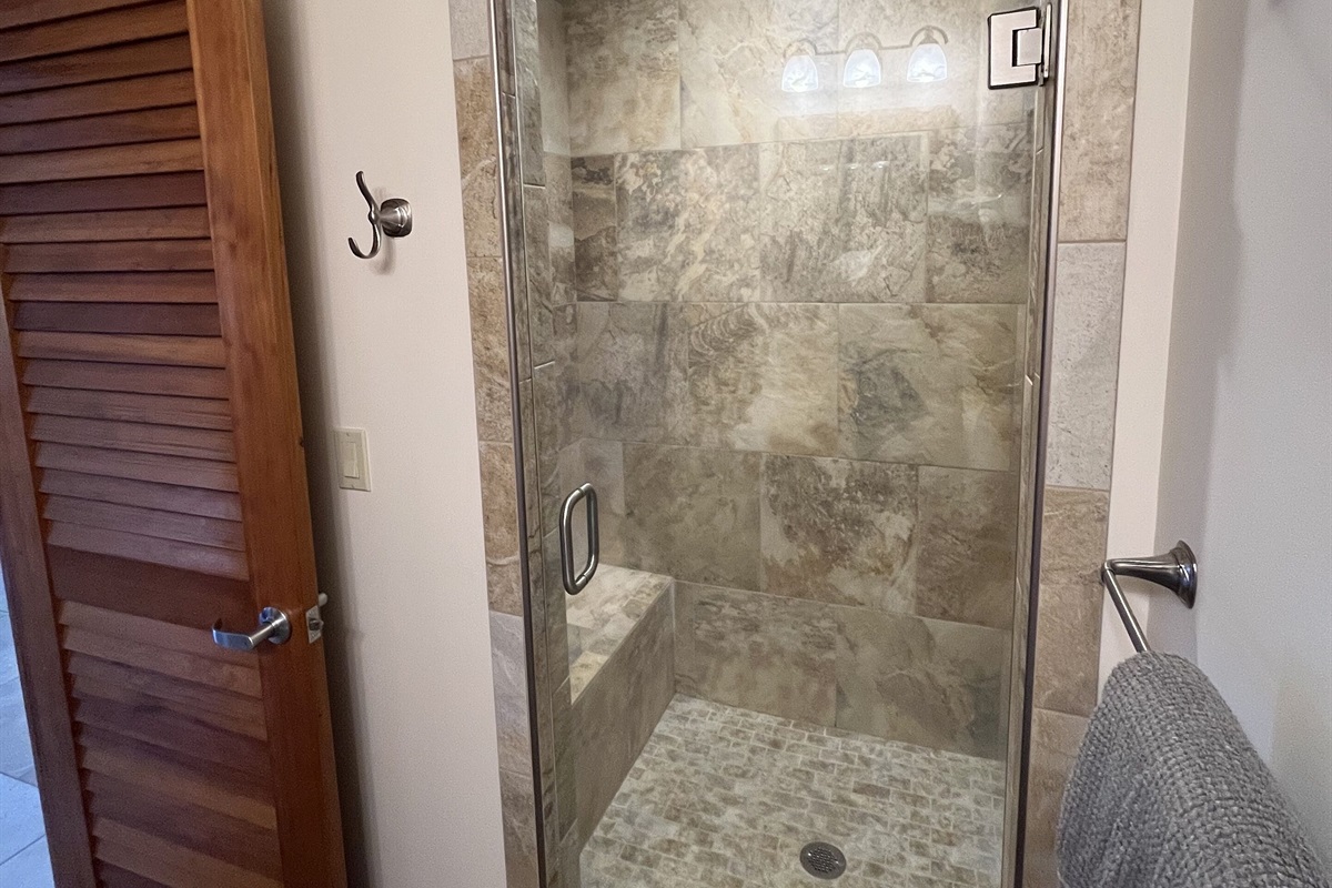2nd upstairs bathroom with tiled shower bench