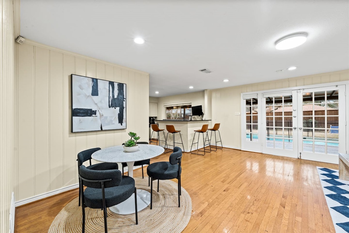 Blending style and function—nook seating for four plus bar stools at the counter make it easy to dine, chat, or work.