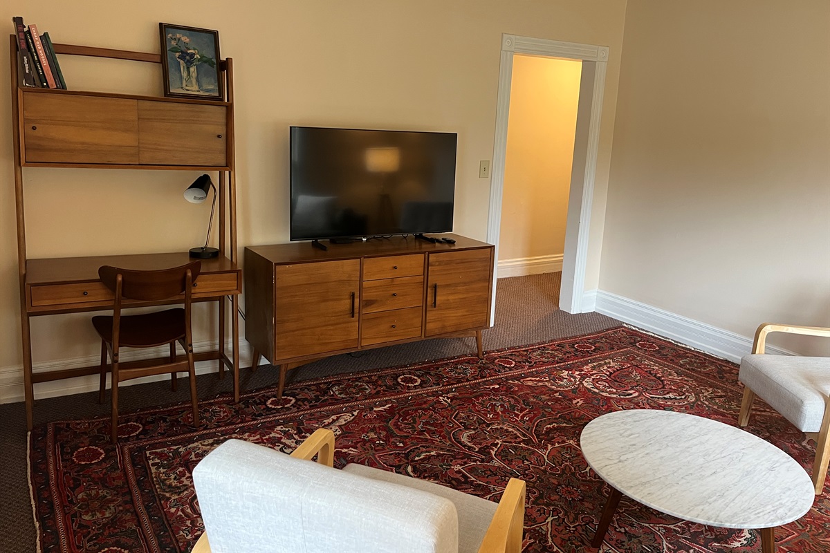 Living room with SmartTV and desk space