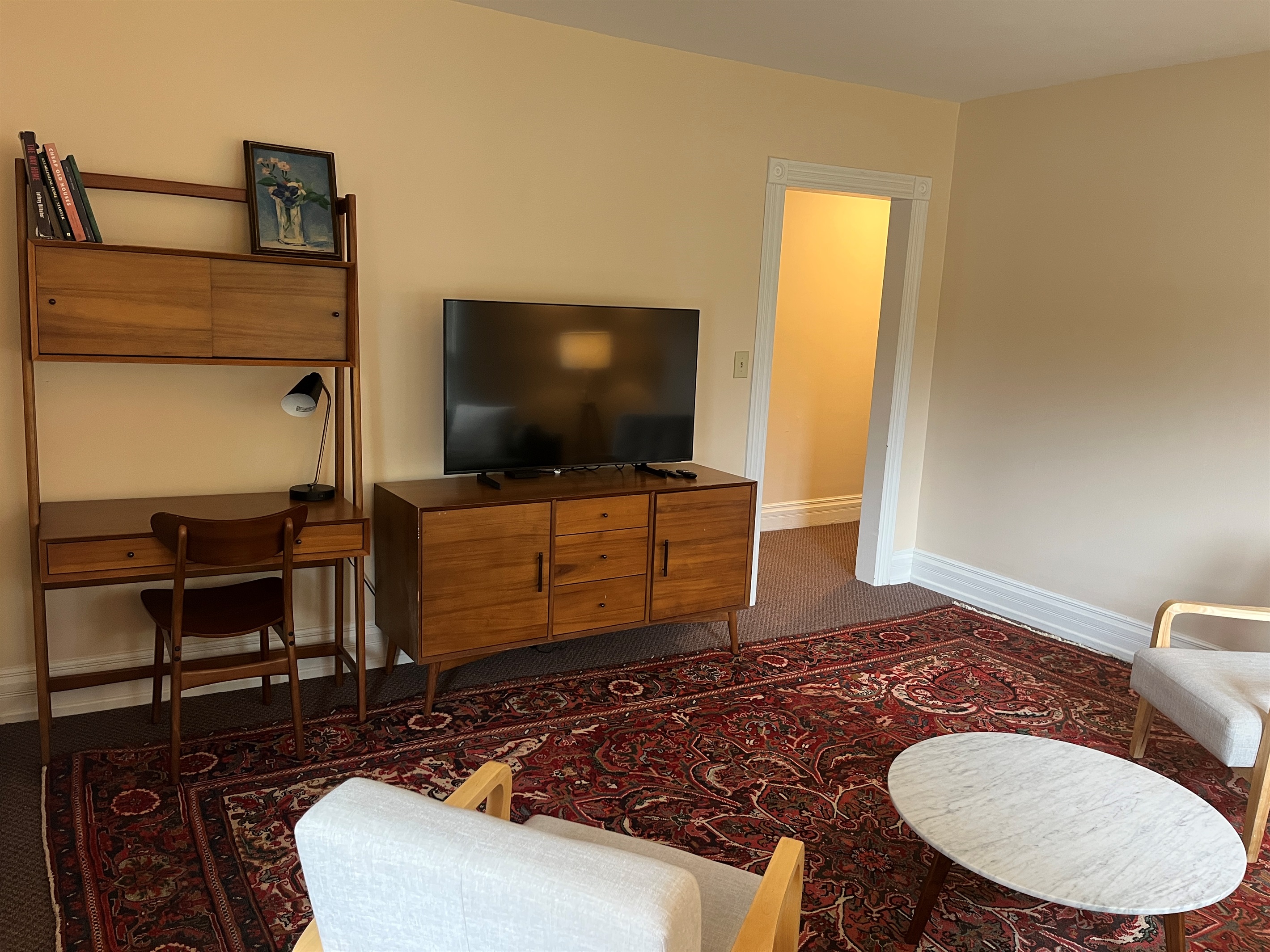 Living room with SmartTV and desk space