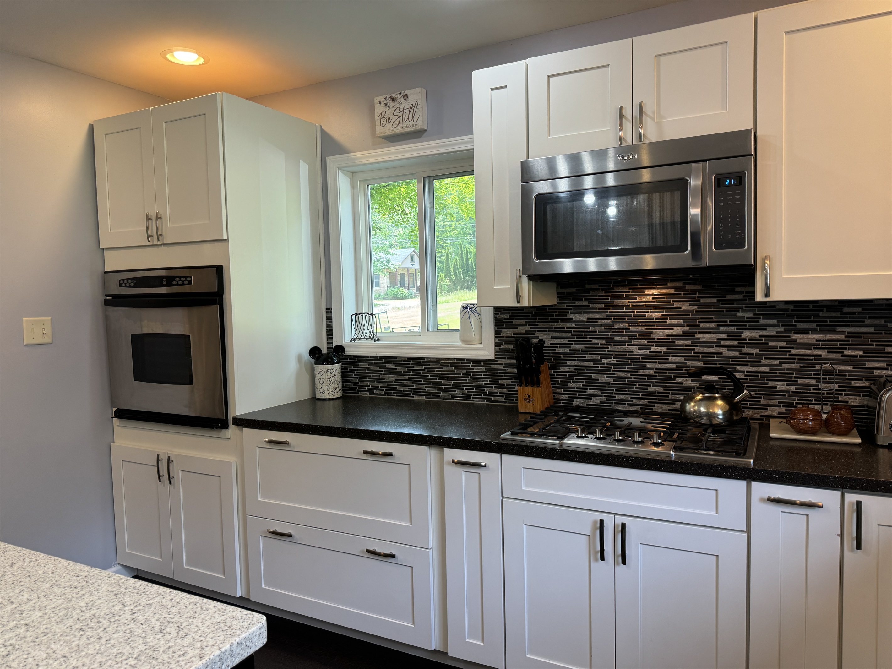 A fully equipped kitchen.