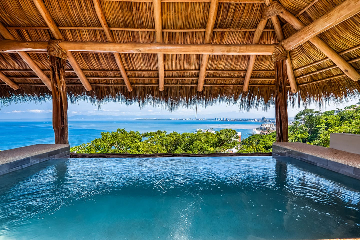 Suite 1 (Master) Bathroom Balcony Splash Pool