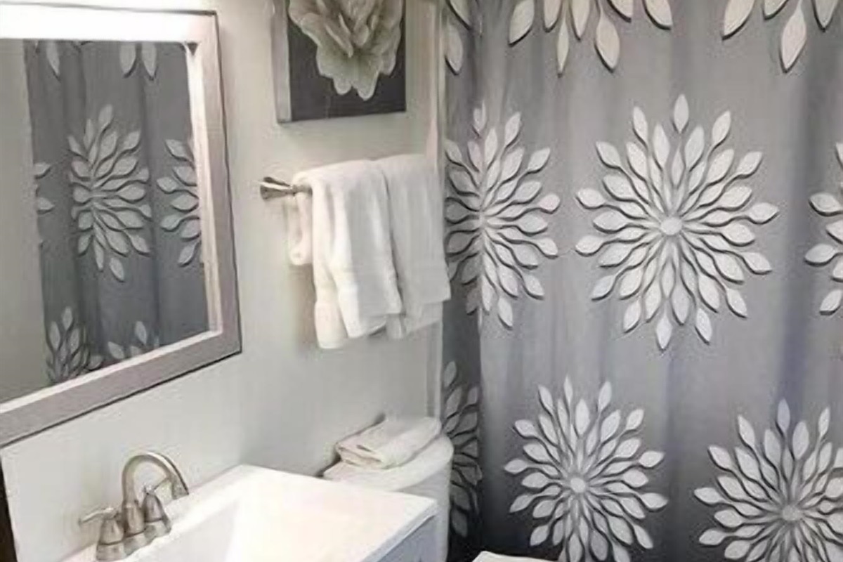 ensuite shower/tub combo