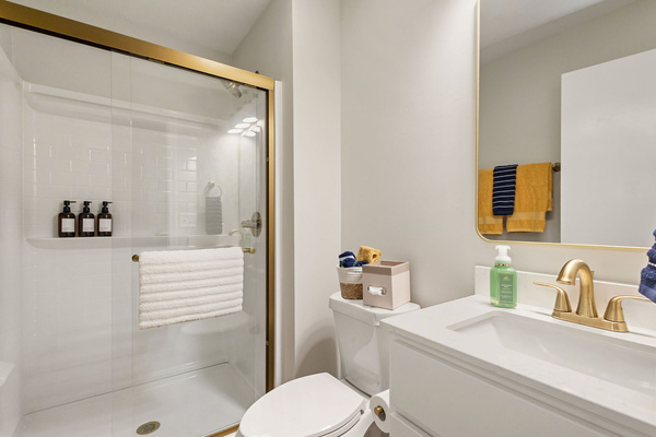 Modern Luxury Condo | Walk to Notre Dame | 2BR/2BA | Parking, photo 9