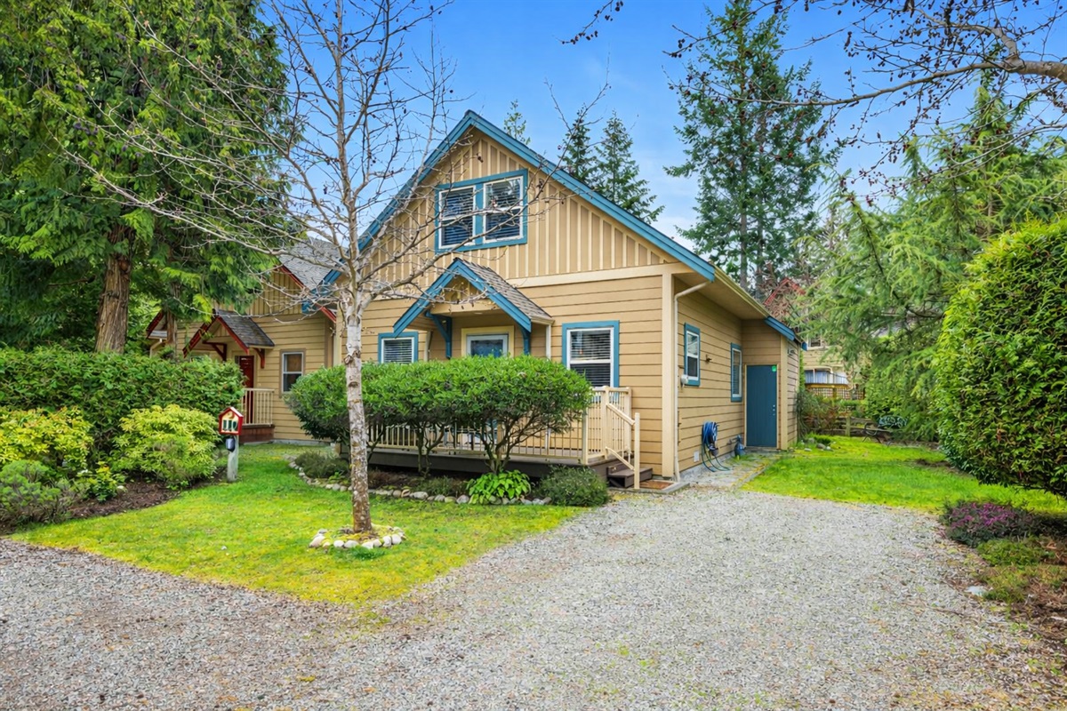 Welcome to Hummingbird Hideaway. The entire Cottage is all yours to enjoy. Tons of room and privacy both inside and outside. This Cottage easily has  the best location at the Resort.