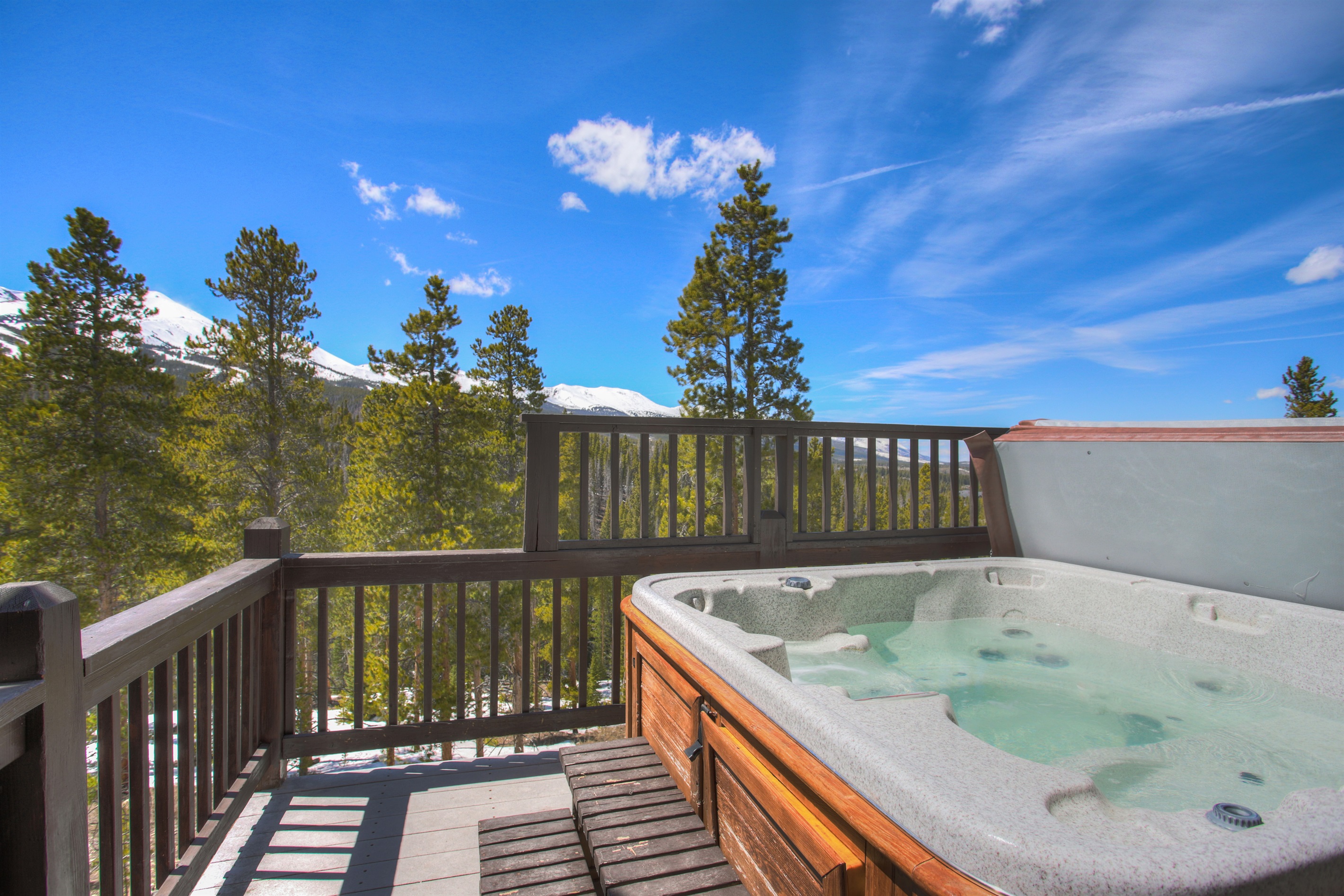 Brand New Private hot tub with top notch views.