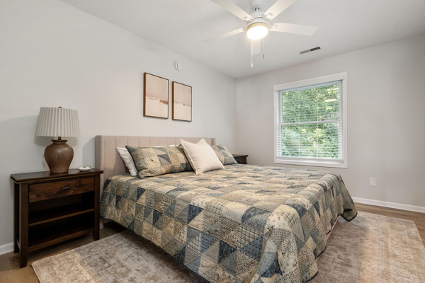 Modern Luxury Condo | Walk to Notre Dame | 2BR/2BA | Parking, photo 4