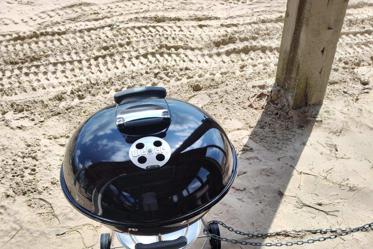 Beachside charcoal grill, perfect for easy cookouts and laid-back outdoor meals. 🍔🔥