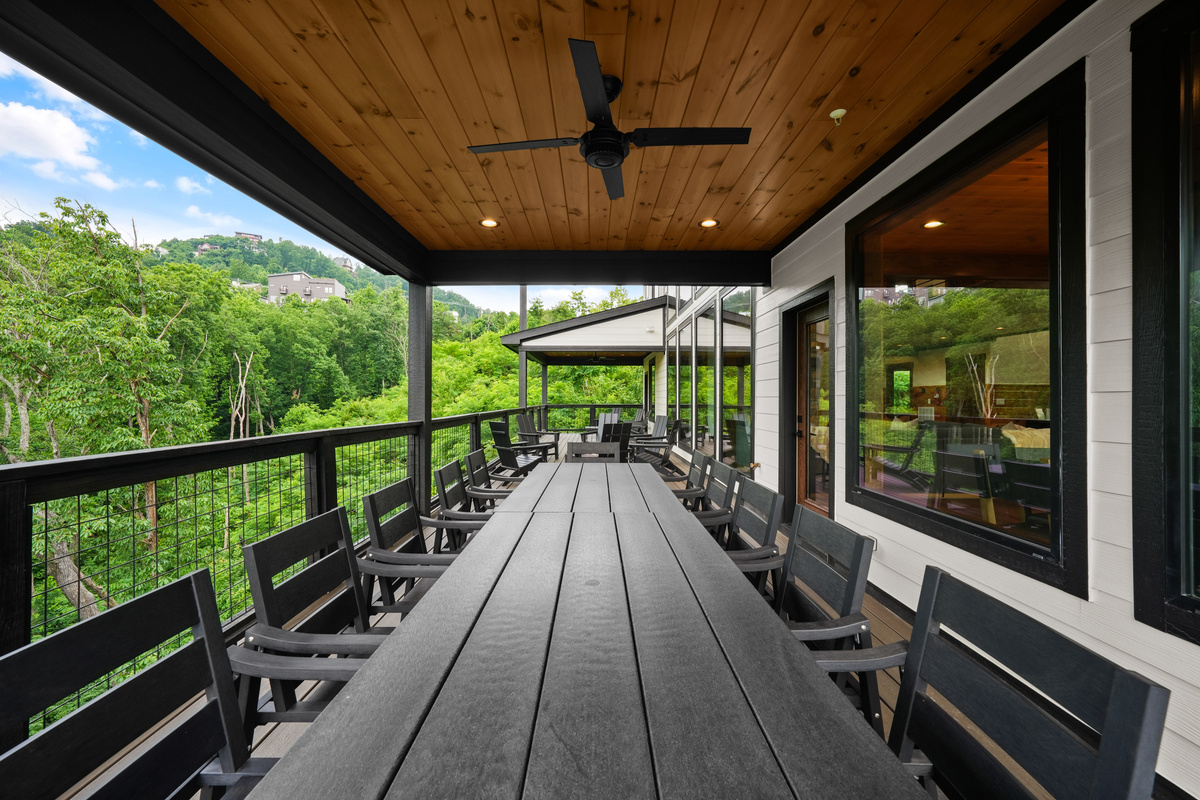 🍽️ Dining in the Mountains – Enjoy meals together at the covered outdoor dining area overlooking the Smoky Mountains. Whether it’s morning coffee or dinner at sunset, the mountain views make every meal feel special.