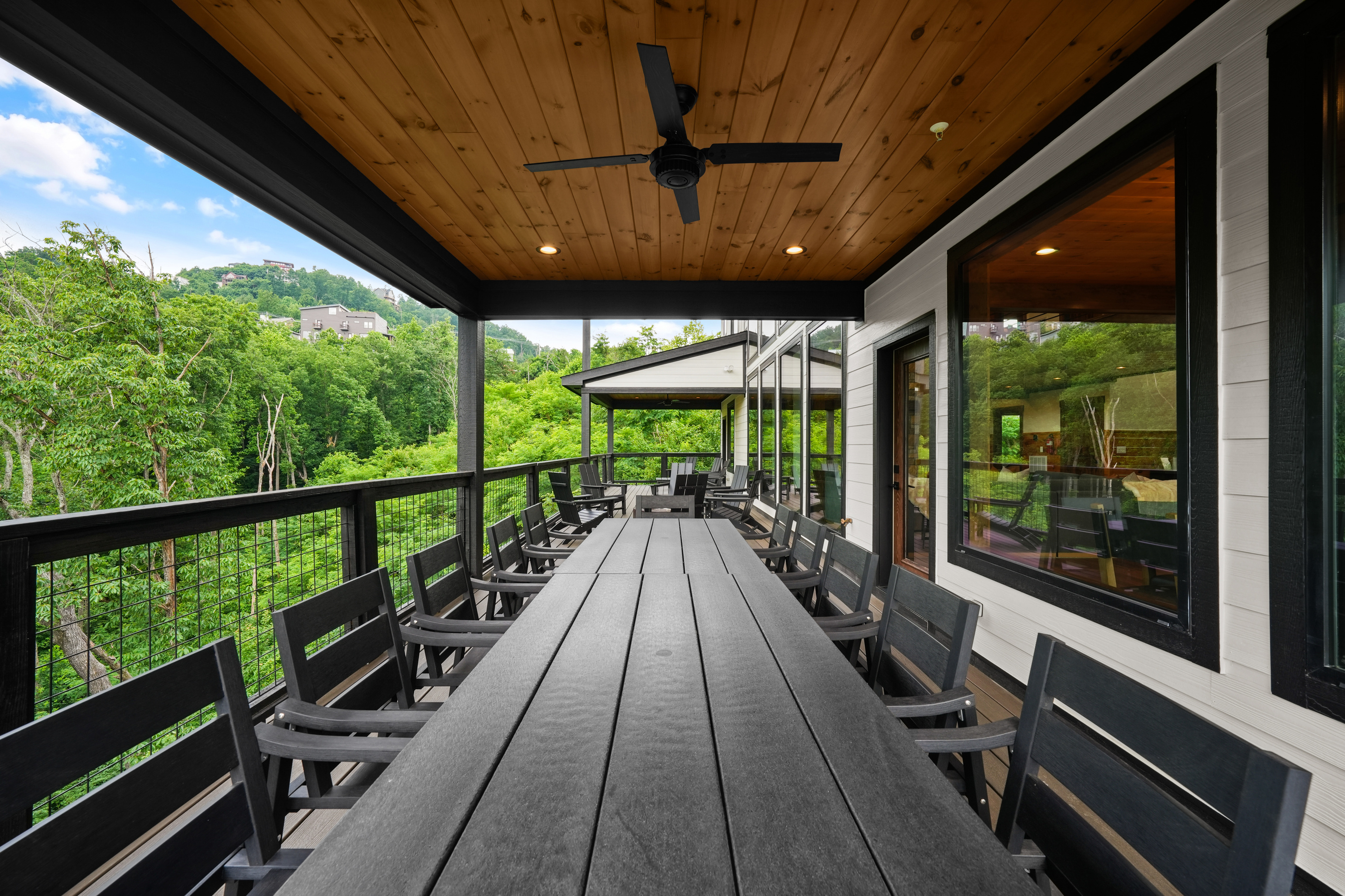 🍽️ Dining in the Mountains – Enjoy meals together at the covered outdoor dining area overlooking the Smoky Mountains. Whether it’s morning coffee or dinner at sunset, the mountain views make every meal feel special.
