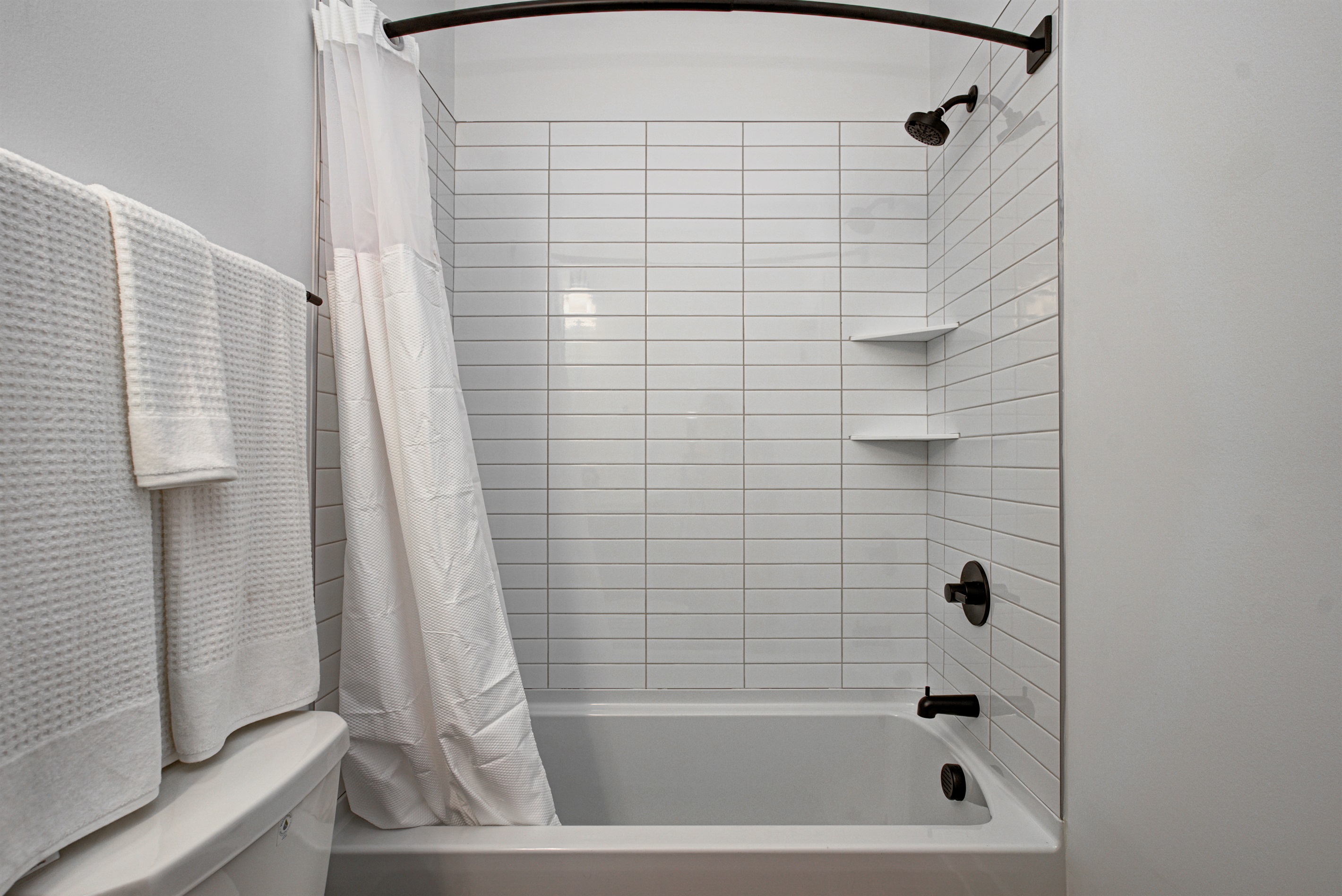 Comfortable and quiet room with a cozy queen-size bed, soft linens, and room-darkening shades. Ideal for couples or solo travelers. Includes fresh towels, a nightstand, and closet space.