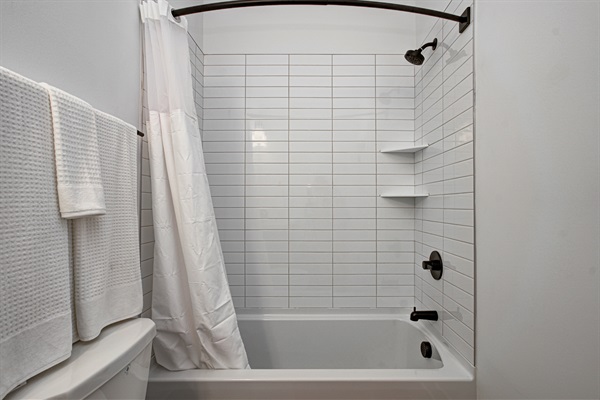 Comfortable and quiet room with a cozy queen-size bed, soft linens, and room-darkening shades. Ideal for couples or solo travelers. Includes fresh towels, a nightstand, and closet space.