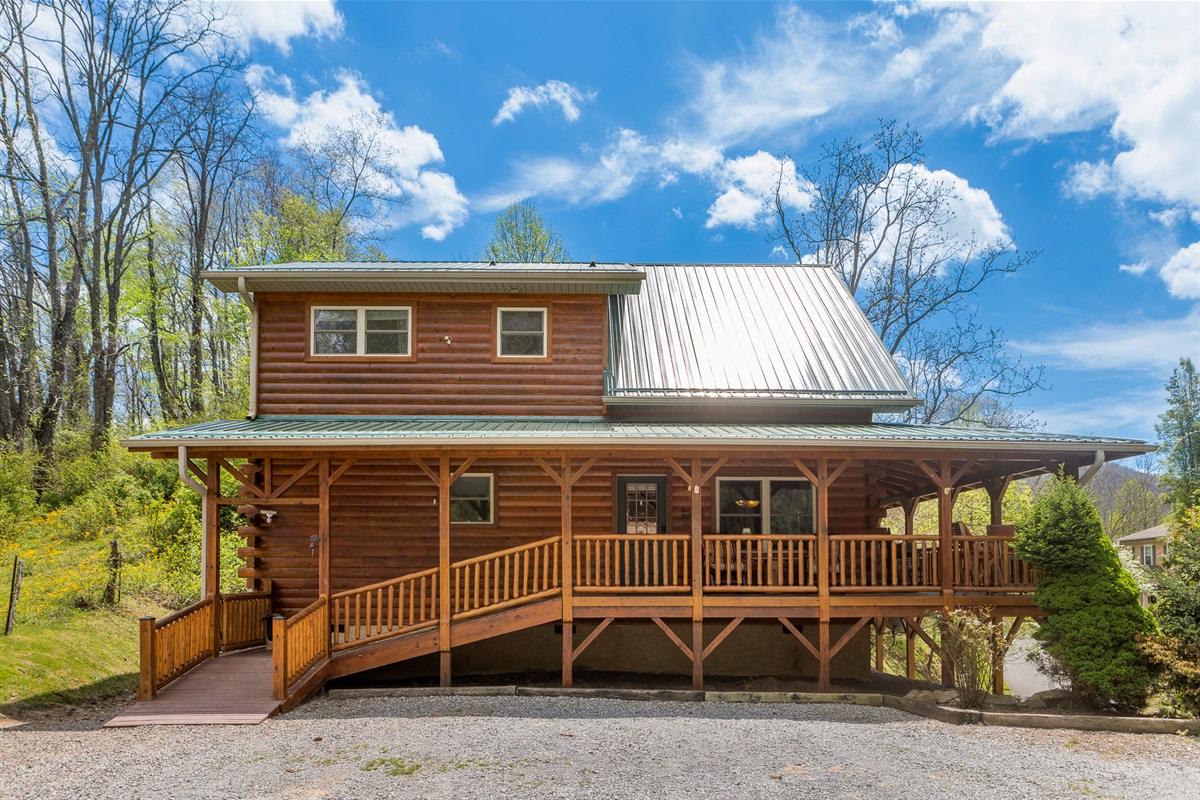 Charming Exterior: Experience the beauty of the mountains in this delightful log house retreat!

