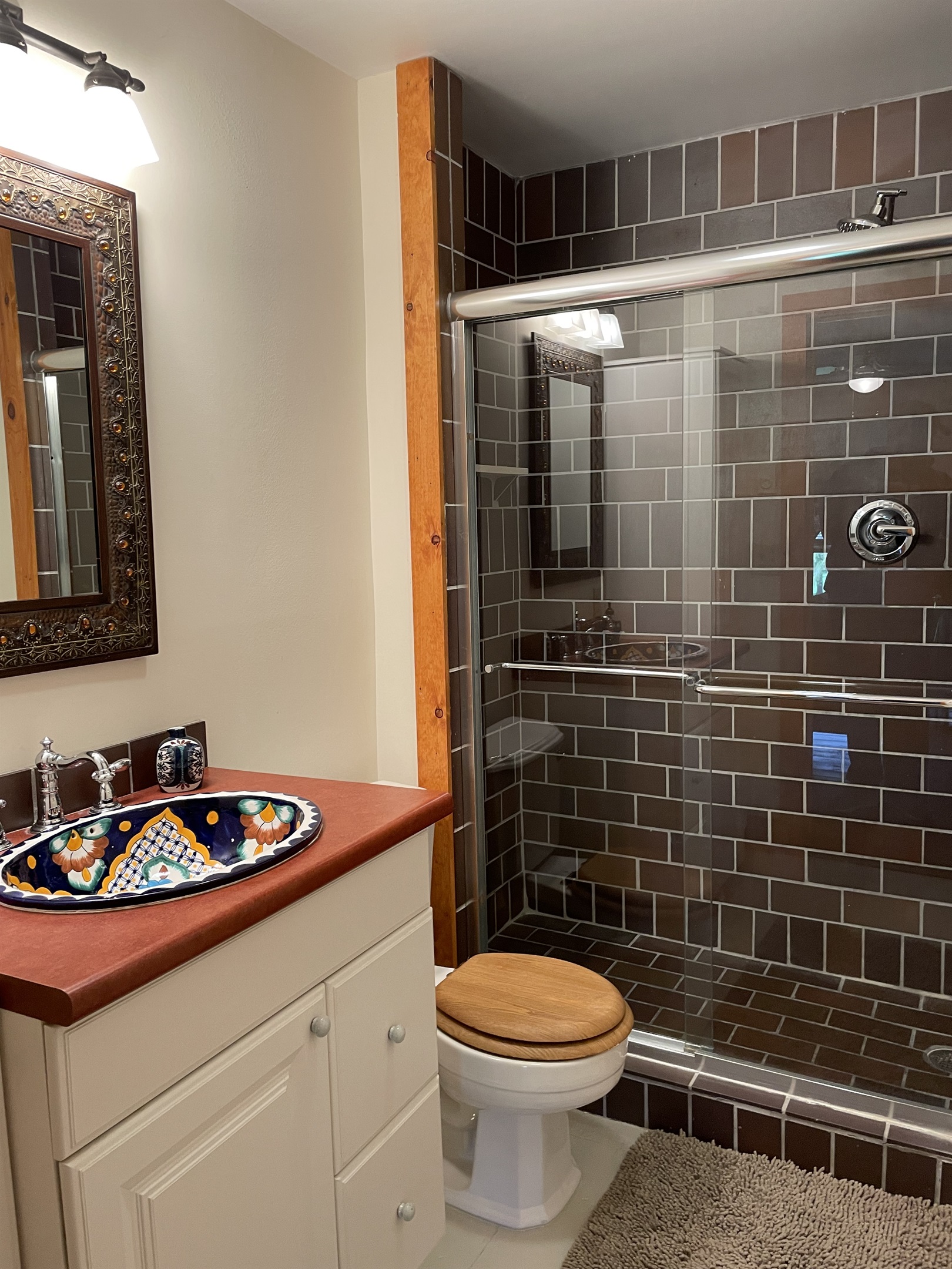 Ensuite bath in bdrm 7