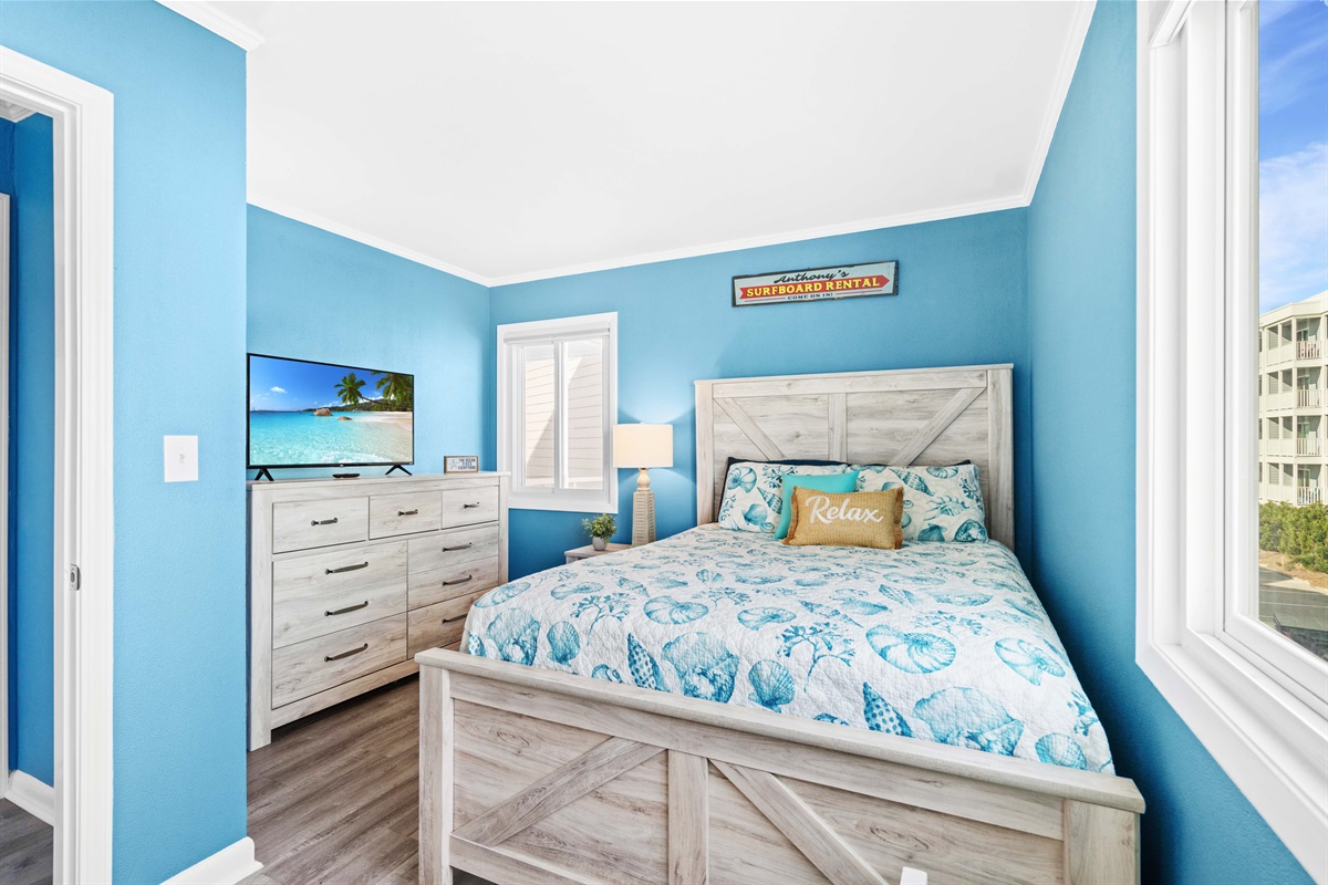 Bedroom 2: Guest bedroom with Queen bed and TV equipped with cable and streaming services