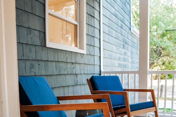 Outdoor space seating 2 people
