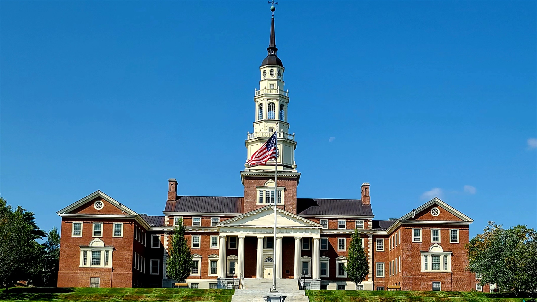 Colby College Campus is less than 5 minutes away!