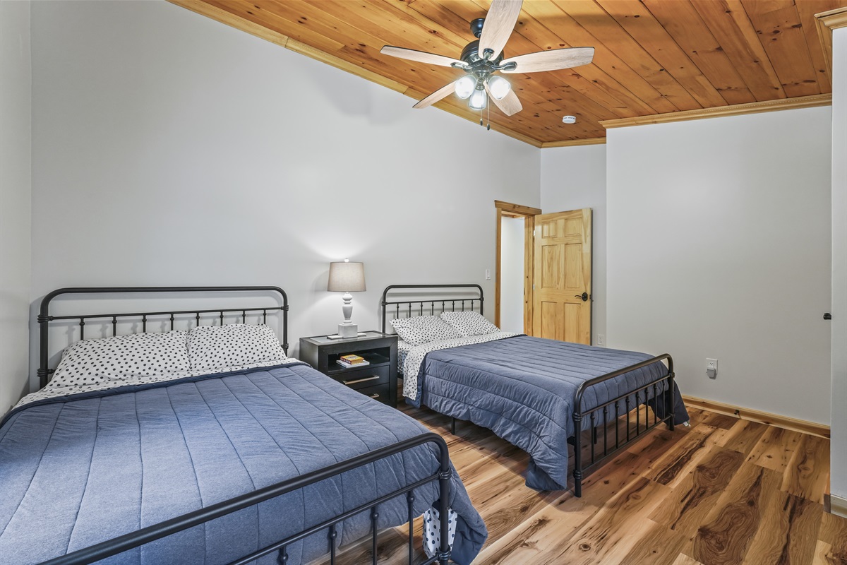 Guest Bedroom with 2 double beds 