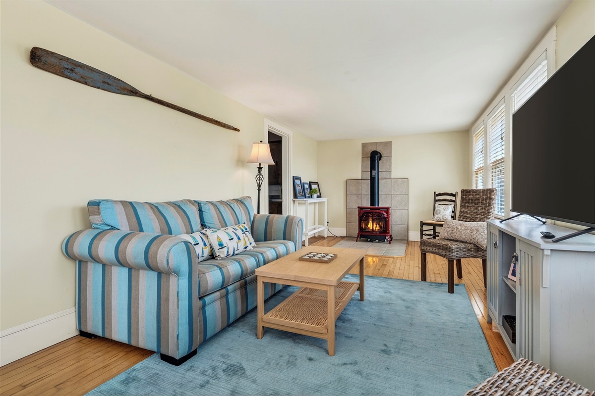 Large family room with natural light 