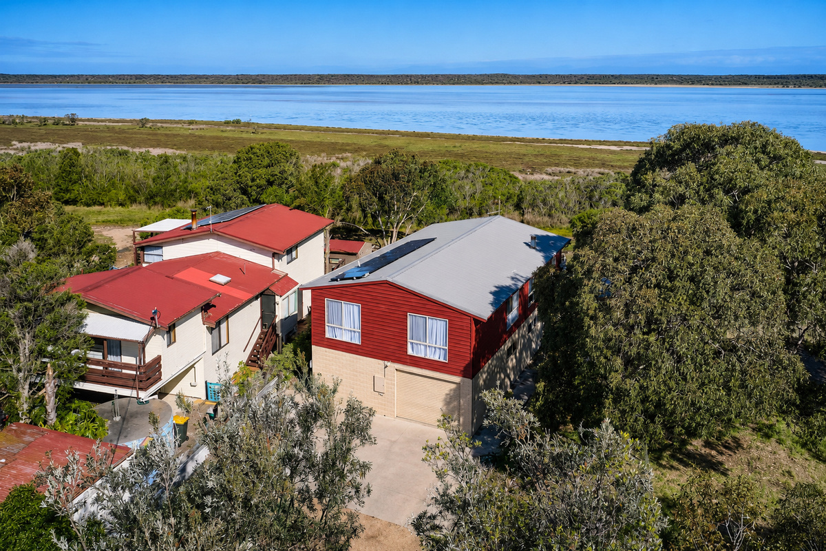 The elevated setting at Carlenes Getaway gives the home its Lake Victoria outlook and relaxed Loch Sport coastal feel.