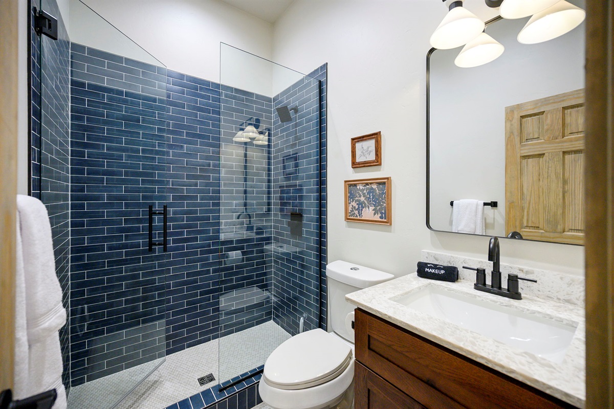 Stylish downstairs full bathroom right outside the king bedroom 🚿
