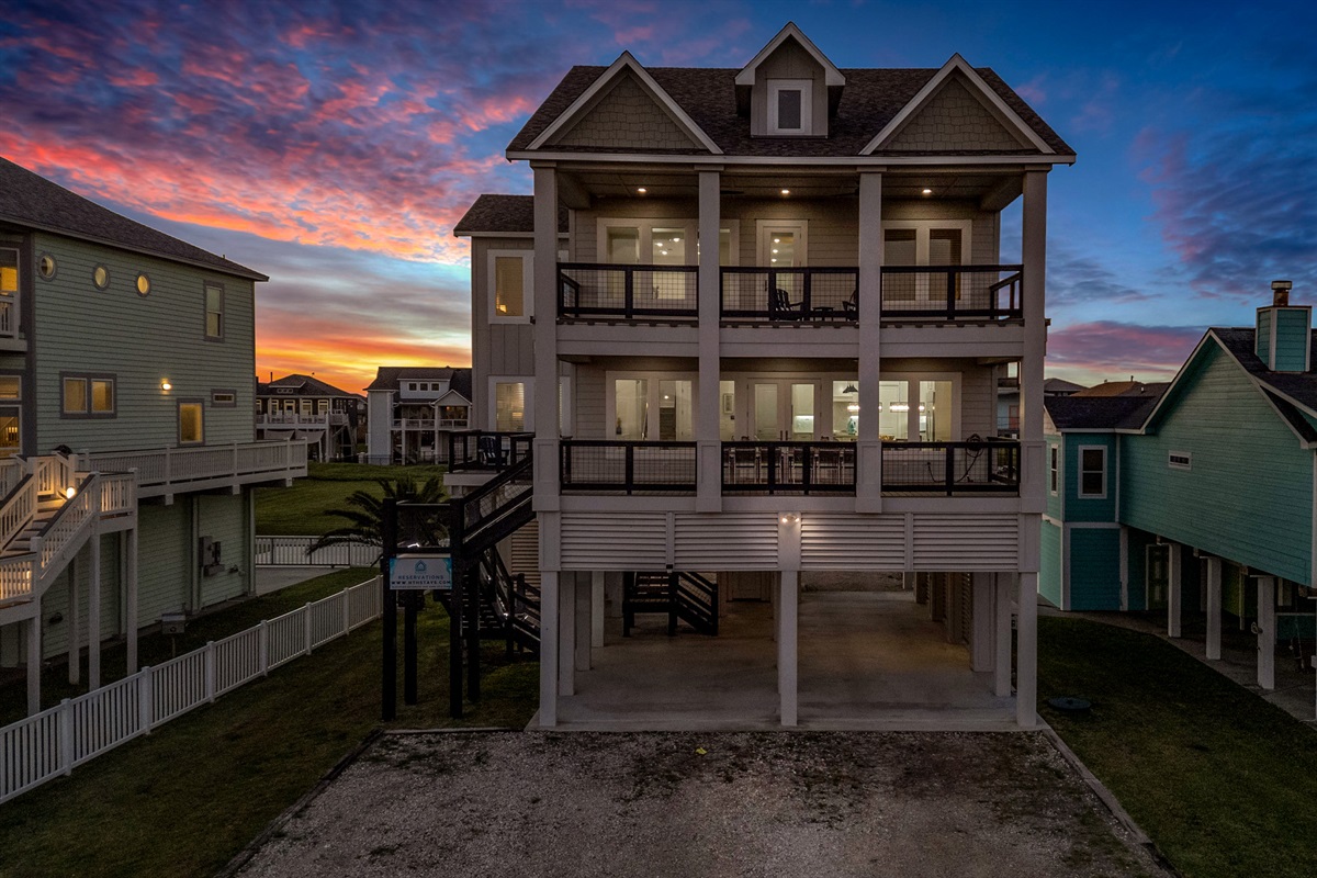 Costa Cristal Exterior: Marvel at the property’s striking exterior, where modern design meets timeless elegance. Spacious terraces, stylish facades, and thoughtful landscaping create a grand welcome.