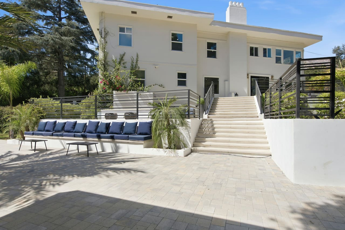 Inviting view of the approach to the home, highlighting the entrance and exterior details.