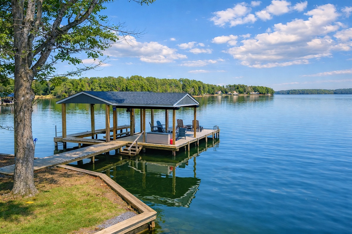 Dockside Retreat: Relax on the deck while soaking in stunning lake views and tranquil nature!