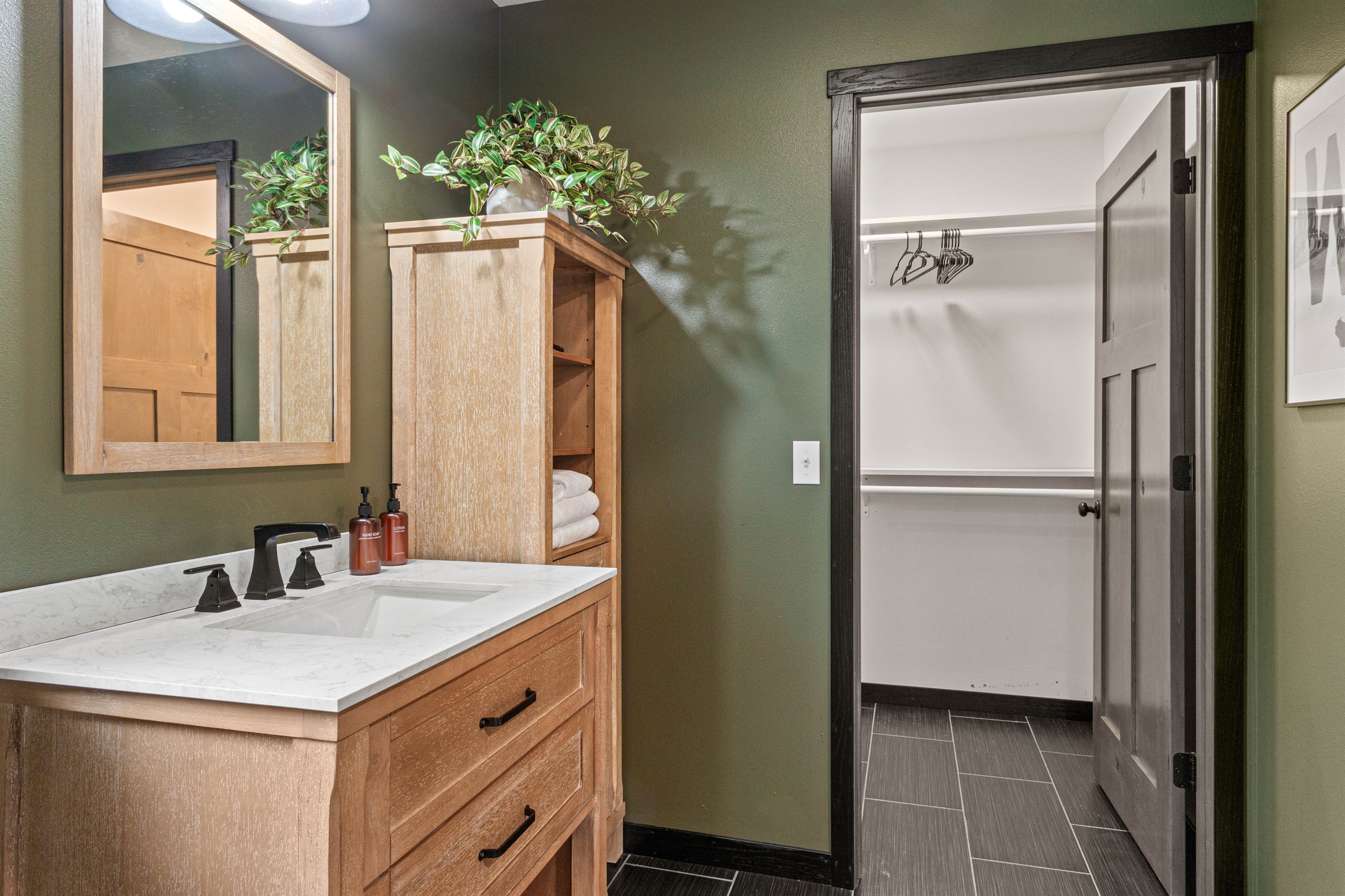 Bedroom 1 - en suite bathroom