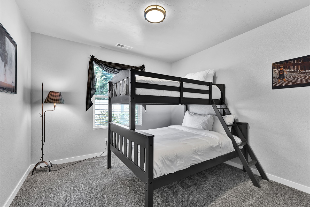 Bedroom with bunk beds - Twin size bed over Full size bed