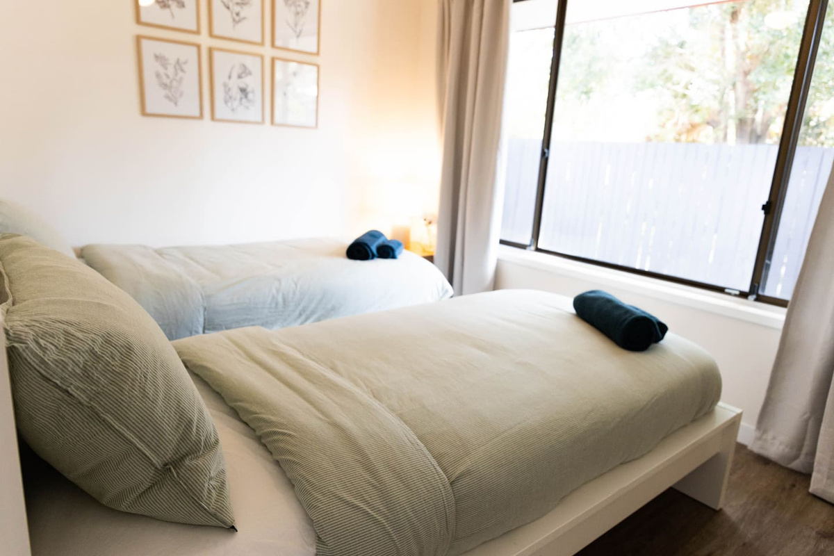 guest bedroom 3: 2 single beds