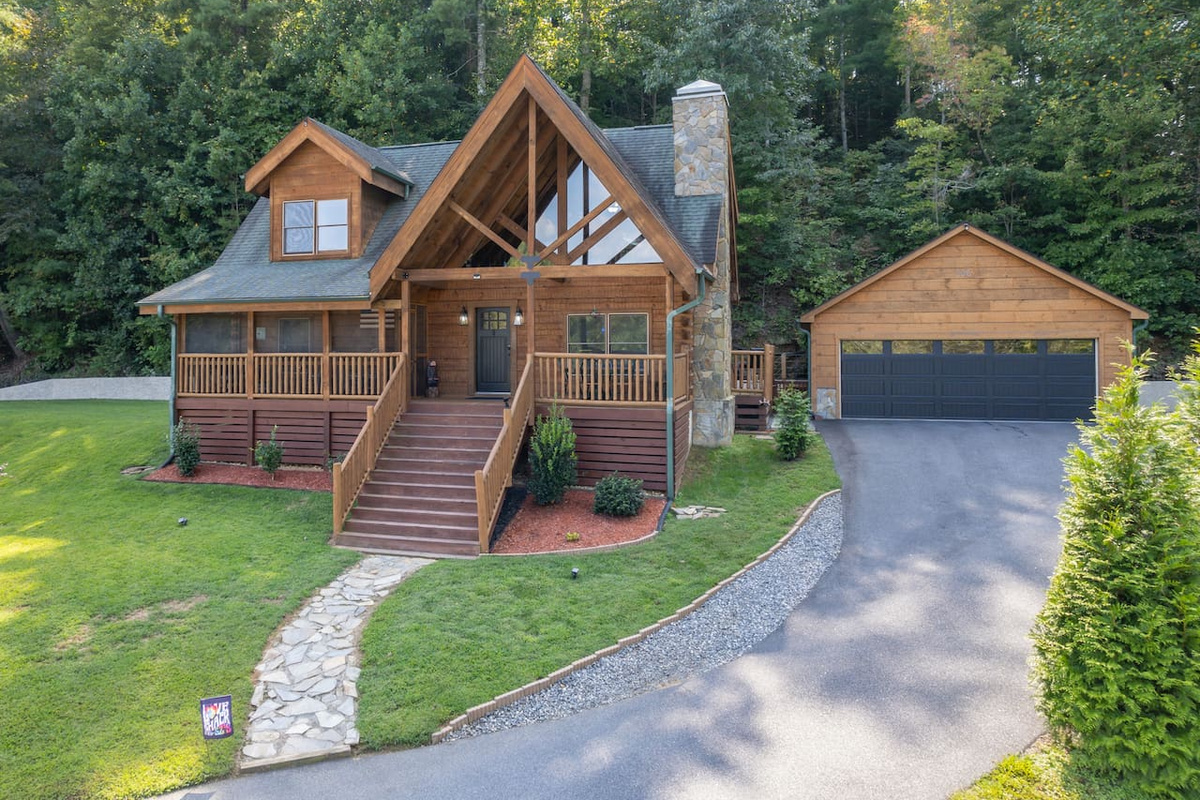 Welcome to The Love Shack!
2 car garage available -- please ask host for more details