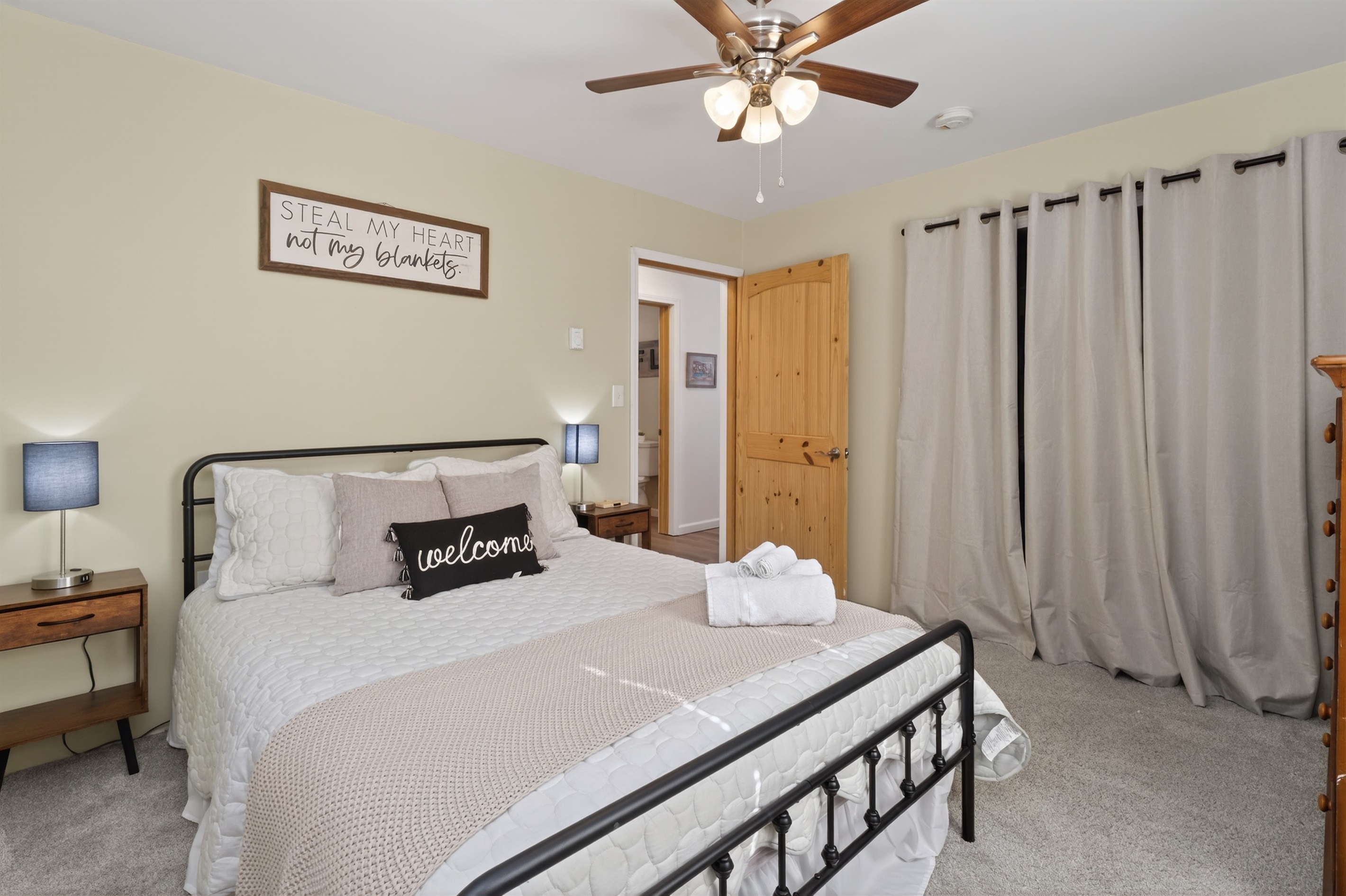 Main House Queen bedroom