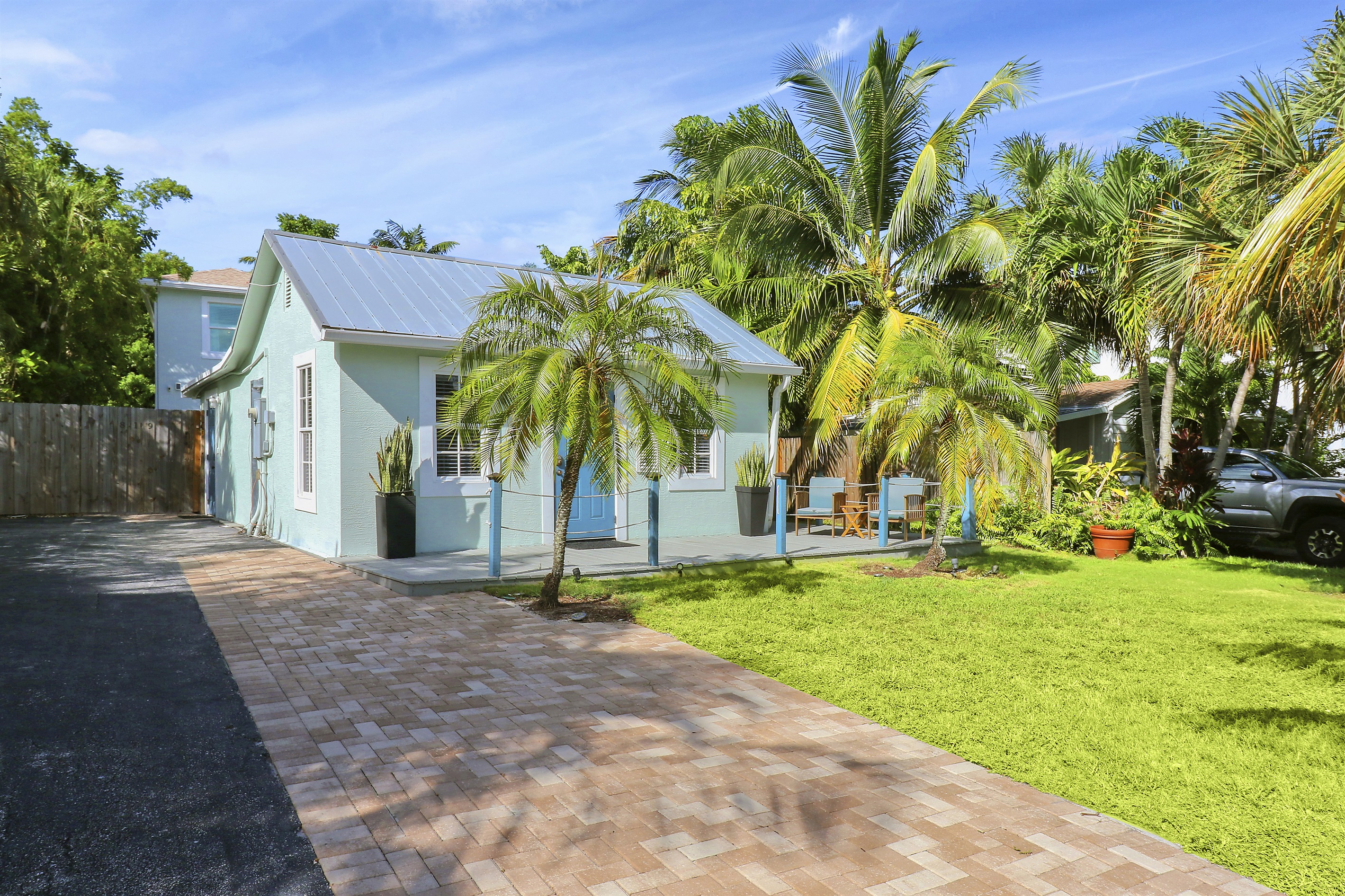 Paradise Breezes is located behind the wooden gate, plenty of privacy and a courtyard pool.The Cottage House (not included-not rented during your stay- sits in front of the property.