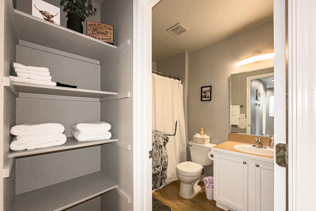 3006 Regan – Linen Storage
Fresh towels and linens stocked for guests.