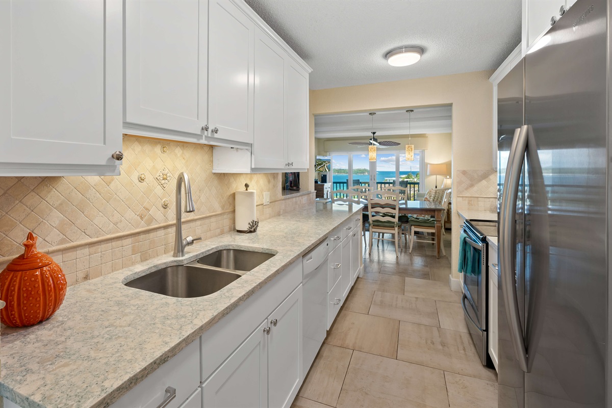 Remodeled kitchen for quick meals before beach and pool days!